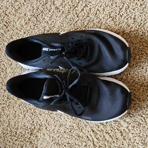 Like New! Nike women's revolution running tennis shoes size 10 1/2